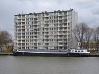 848333 Gezicht over het Amsterdam-Rijnkanaal op een flatgebouw aan de Rooseveltlaan in de wijk Kanaleneiland te ...